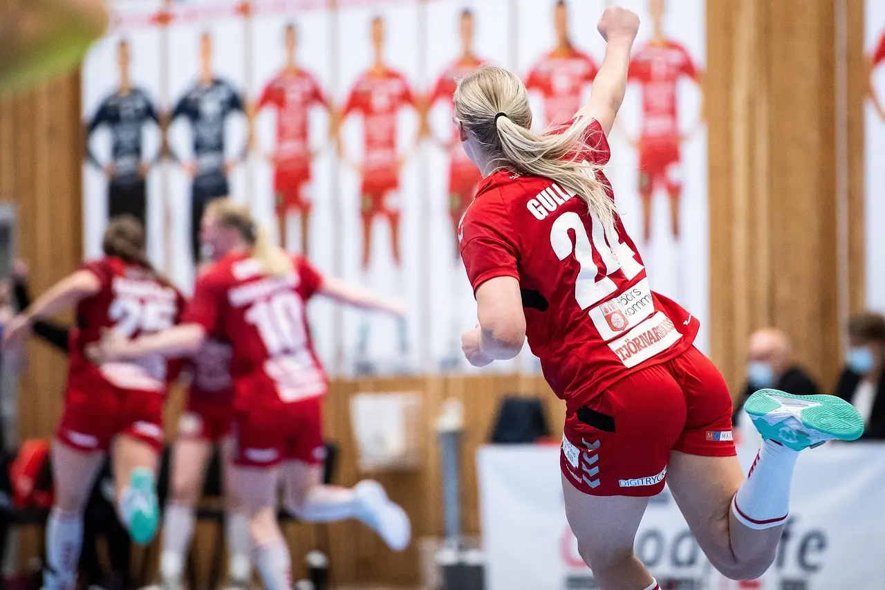 Håndboldspillere i røde trøjer under kamp